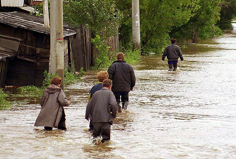 7 июля 2001 года в Иркутской области из-за сильных дождей в зоне затопления оказался город Саянск. Также водой была заблокирована федеральная трасса, из-за чего на дороге образовалась многокилометровая пробка. По официальным данным погибло 8 человек, пострадали 300 тыс. человек. Ущерб составил 2 млдр. рублей