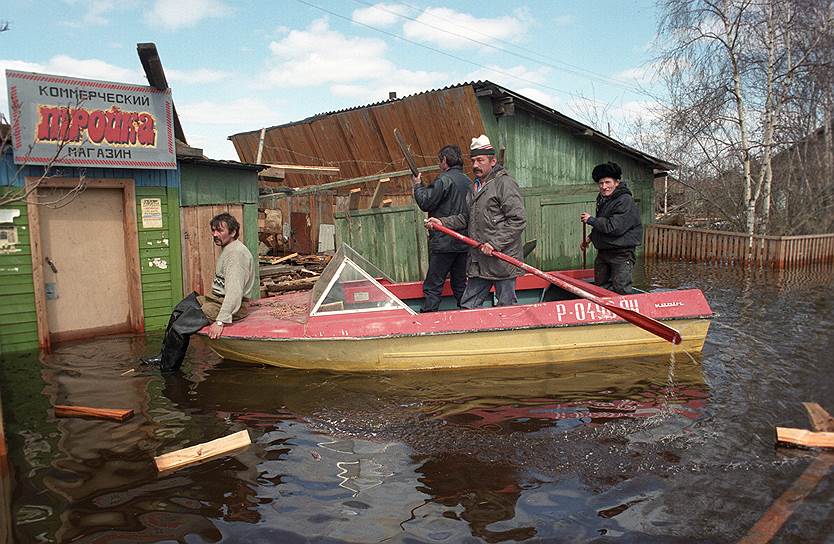 16 и 17 мая 1998 года в районе города Ленска в Якутии произошло сильное наводнение. Из-за ледяного затора на реке уровень воды повысился до 17 метров, при критическом уровне затопления 13,5 метров. 475 тысяч человек оказались оторваны от большой земли, жертвами стихийного бедствия стали 15 человек. Ущерб от наводнения составил 872,5 млн. рублей 