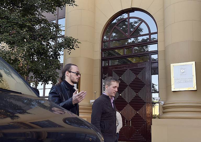 6 июля. Суд отказал АФК «Система» в отмене ареста имущества по иску «Роснефти». Нефтяная компания подала в суд на «Систему» еще в мае, обвинив АФК, владевшую «Башнефтью» до 2014 года, в нанесении ущерба при реорганизации компании