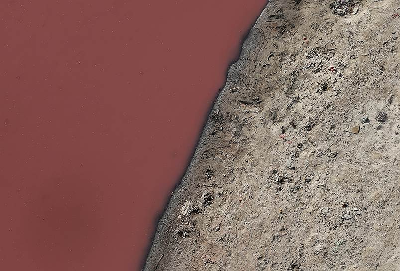 Вода в районе города Канпур окрашивается в красный цвет. В городе расположены два кожевенных, химический и машиностроительный заводы