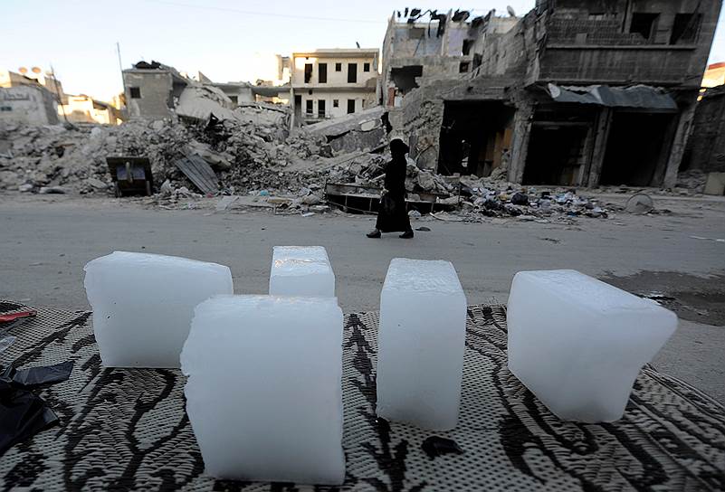 Алеппо, Сирия. Блоки льда разрушенной от войны улице