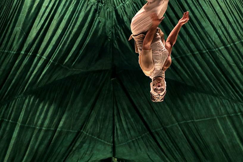 Сингапур. Акробат исполняет трюк на генеральной репетиции перед традиционным акробатическим фестивалем Kooza