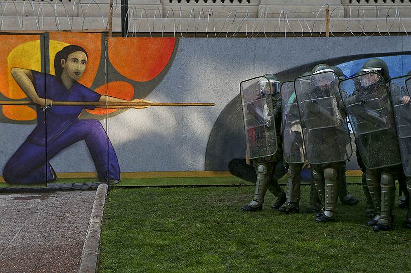 Сантьяго, Чили. Полицейские противостоят протестующим против &quot;Автобуса свободы&quot;, установленного в знак солидарности с трансгендерами в школах