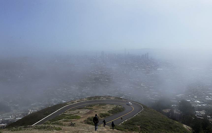 Сан-Франциско, США. Туристы спускаются с одного из холмов Твин Пикс из-за тумана