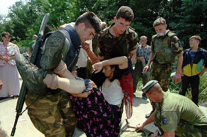 В городе дислоцировался миротворческий контингент ООН в составе 600 человек, однако они не смогли оказать сопротивления армии Республики Сербской. К вечеру 11 июля 1995 года большинство боснийских мужчин собрались в колонну, чтобы эвакуировать женщин и детей в соседний город Тузла, однако в лесу они попали под шквальный огонь сербской армии. Из 15 тыс. человек до города добрались 10 тыс.