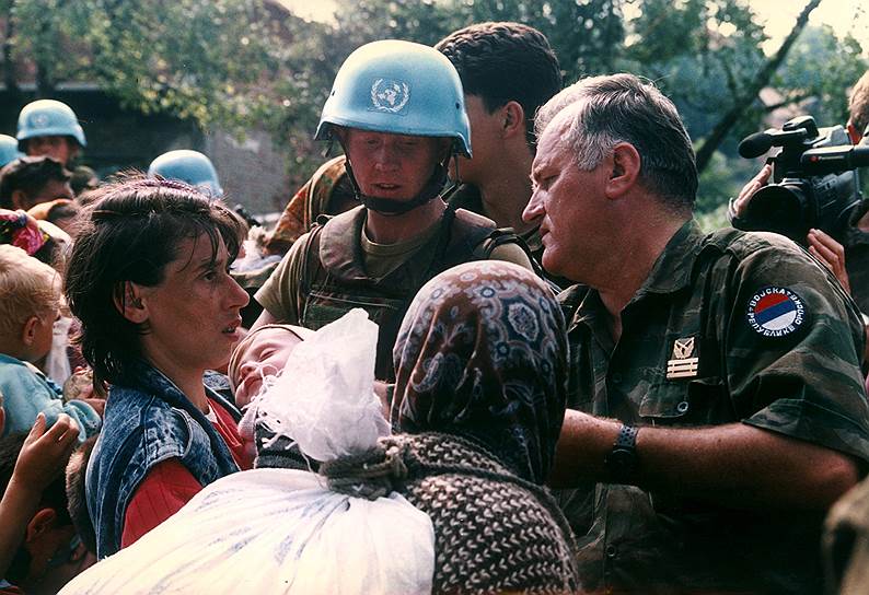Убийства в Сребренице совершали солдаты армии Республики Сербской под командованием генерала Ратко Младича. В 2011 году он был арестован в Сербии и экстрадирован в Гаагу. В ноябре 2017 года его приговорили к пожизненному заключению