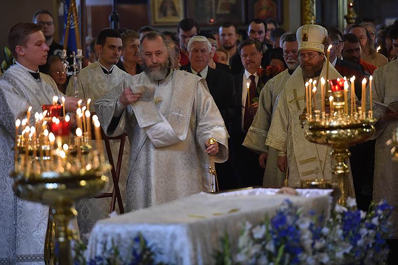 Епископ Егорьевский, игумена Сретенского монастыря Тихон (справа) во время отпевания