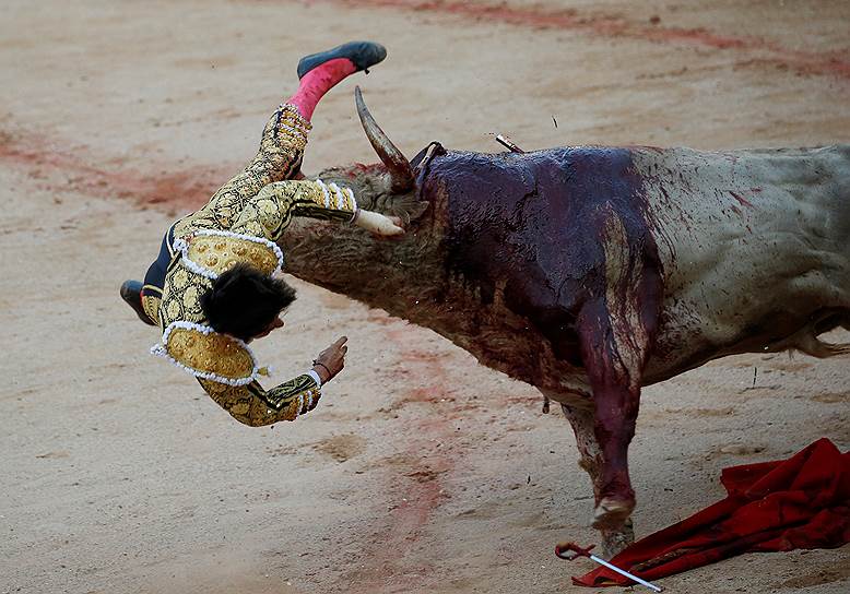 Памплона, Испания. Тореадор в схватке с быком на фестивале Сан-Фермин