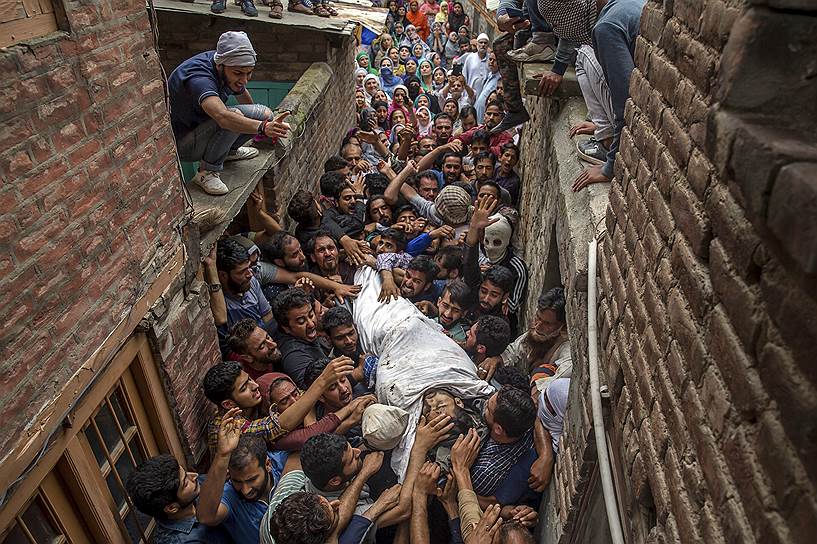 Срингар, Индия. Похороны погибшего в столкновениях борца за выход Кашмира из состава Индии