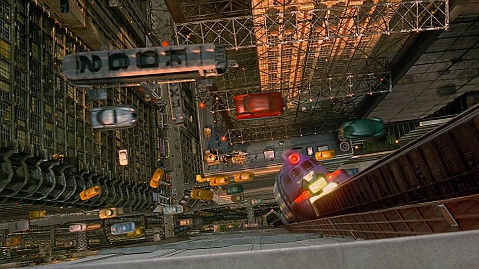 В 1997 году в фильме «Пятый элемент» в футуристическом будущем машины обладали способностью летать высоко над землей, где было организовано их движение. Необходимость летающих автомобилей была обусловлена тем, что поверхность города была покрыта плотным туманом.