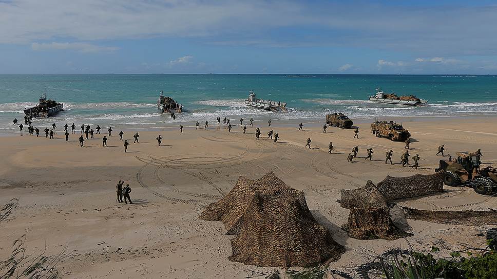 Лэндхэм, Австралия. Солдаты австралийской и американской армий маршируют по пляжу после совместных военно-морских учений
