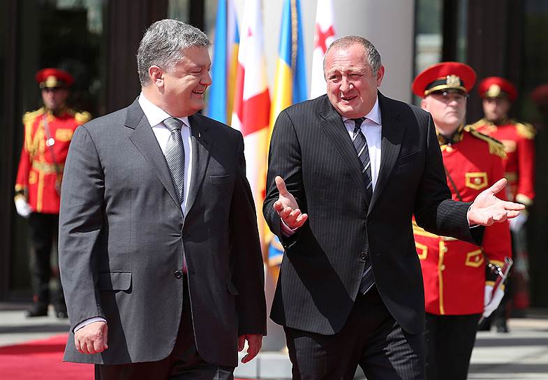 Президент Грузии Георгий Маргвелашвили (справа) и президент Украины Петр Порошенко