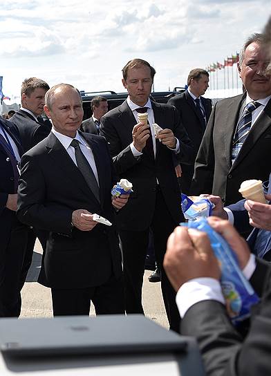 Президент России Владимир Путин (слева) и министр промышленности и торговли Денис Мантуров (в центре) на открытии авиасалона МАКС-2017 в Жуковском