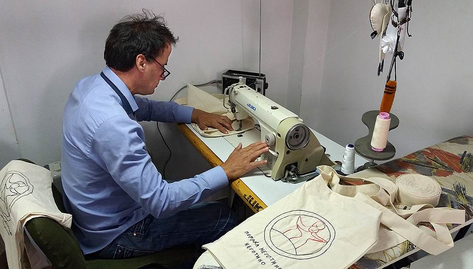 Руководитель швейной мастерской в Неготино Борче Атанасов последние 10 лет живет на свободе — всю свою жизнь до этого он провел в психоневрологическом интернате