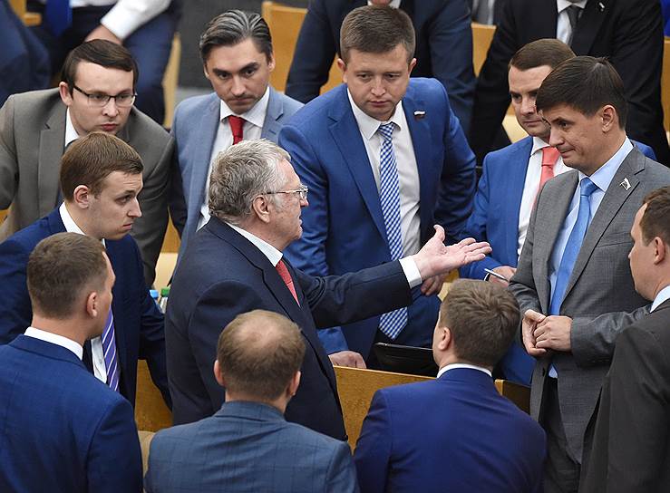 Лидер ЛДПР Владимир Жириновский (в центре) с членами своей фракции во время заседания