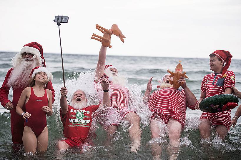 Копенгаген, Дания. Люди купаются в море в костюмах Санта Клауса во время Всемирного ежегодного конгресса Санта Клаусов