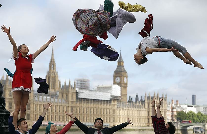 Лондон, Великобритания. Выступление цирковых артистов напротив британского парламента 
