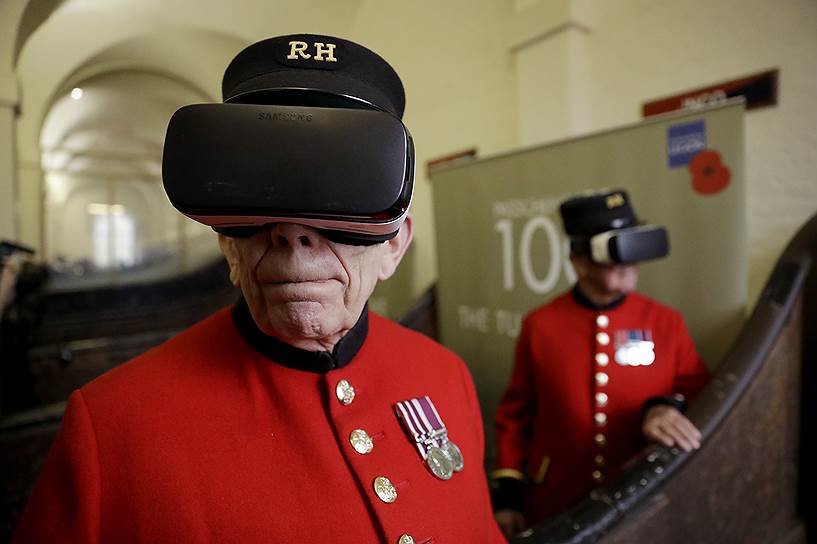 Лондон, Великобритания. Пенсионеры в очках виртуальной реальности