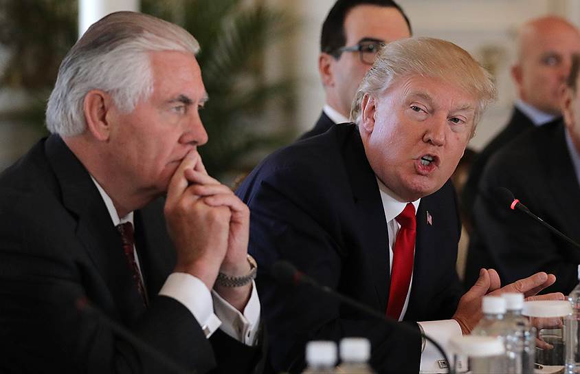 Госсекретарь США Рекс Тиллерсон (слева) и президент США Дональд Трамп