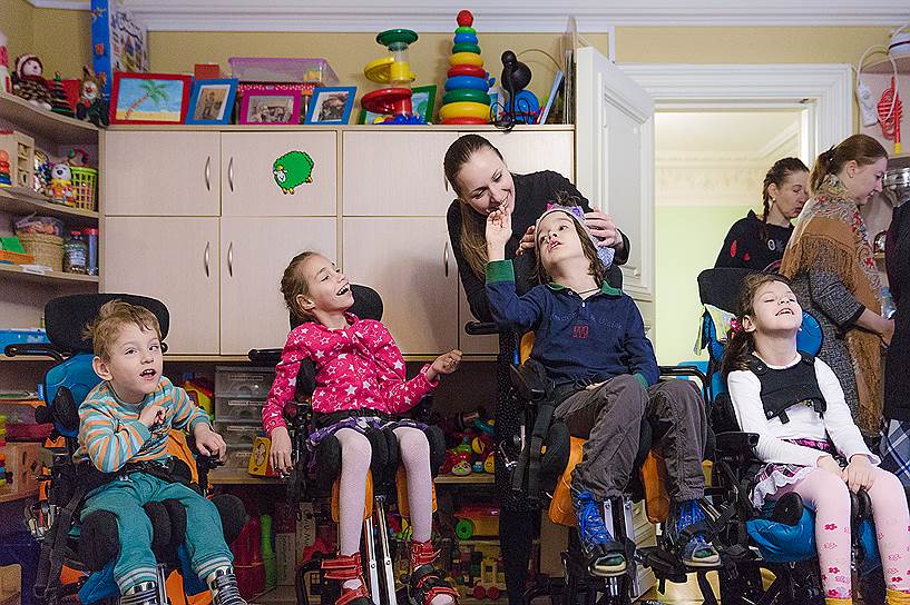 Благодаря поддержке косметической компании Елизаветинский сад для детей с ДЦП помогает семьям, имеющим детей с тяжелой инвалидностью