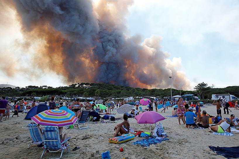 Департамент Вар, Франция. Отдыхающие смотрят на дым от лесных пожаров