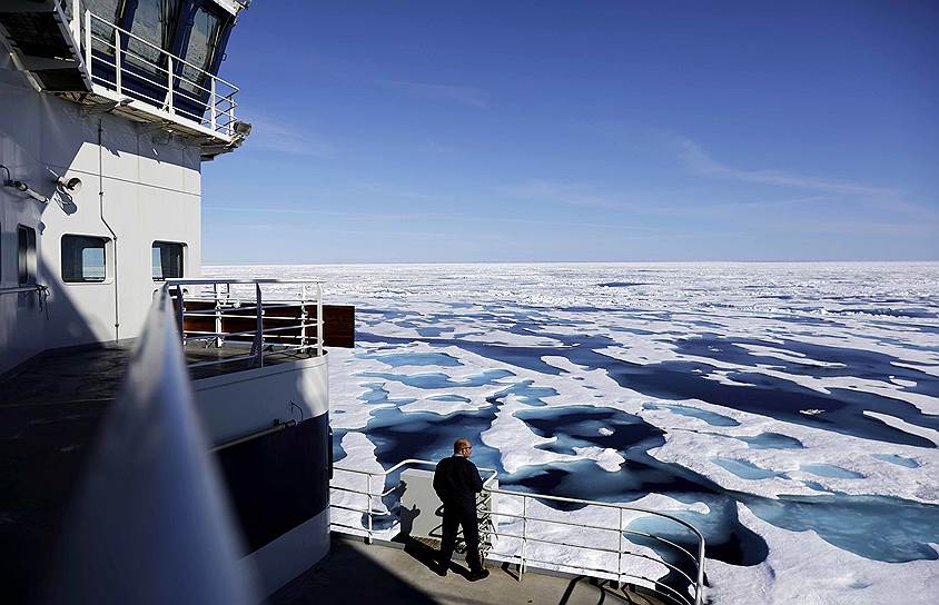 Канадский Арктический архипелаг. Канадский капитан береговой охраны Виктор Громмир смотрит на лед, покрывающий пролив Виктория
