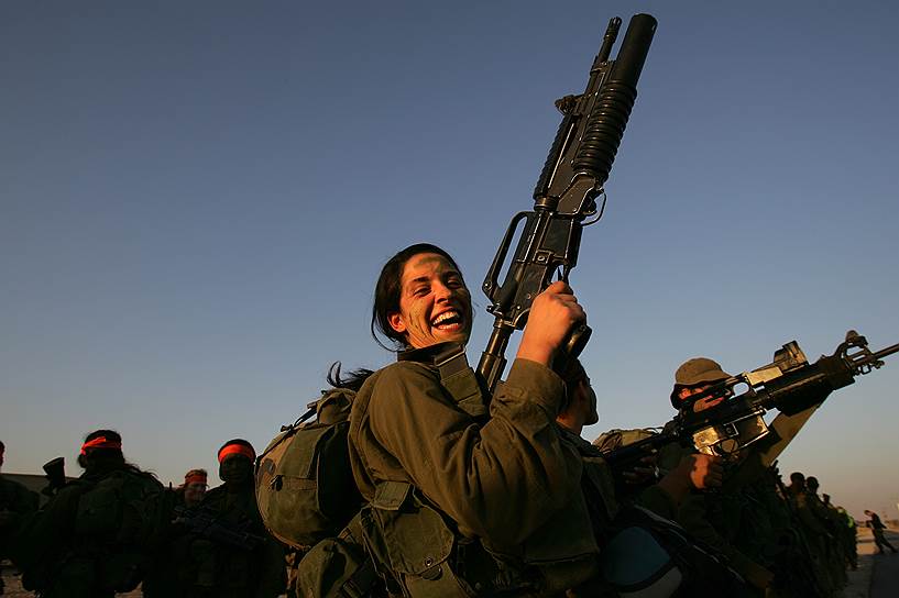В Израиле женщины являются военнообязанными с 1958 года, и срок службы в армии составляет 21 месяц (у мужчин — три года). Призыву подлежат девушки от 18 лет, при этом около трети женщин получает отсрочку или полное освобождение от армии из-за беременности или религиозных соображений
