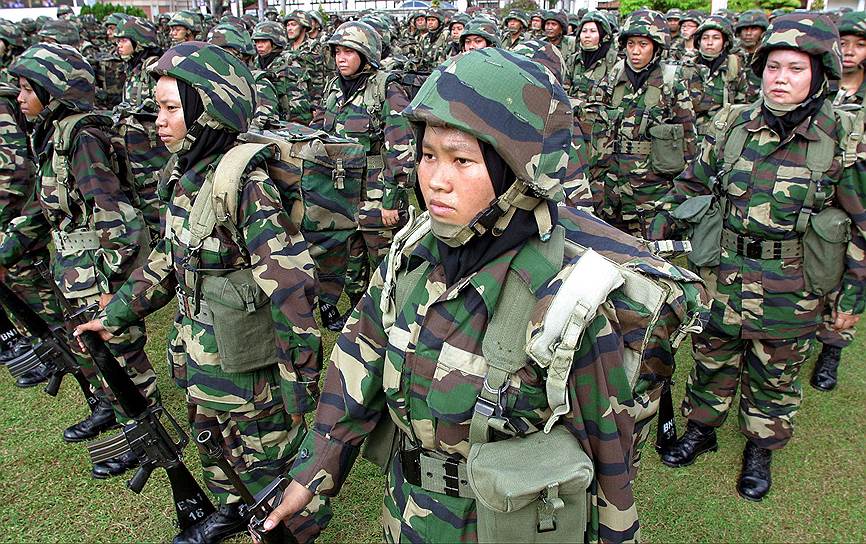 В Малайзии женщины, наравне с мужчинами, обязаны пройти срочную службу в армии. Срок службы при этом составляет всего три месяца. Также женщины могут записаться на контрактную службу, что в Малайзии считается престижным