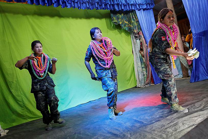 В 2011 году в Мьянме была введена воинская повинность для всех граждан: для мужчин от 18 до 35 лет и женщин от 18 до 27 лет. Срок службы составляет два года