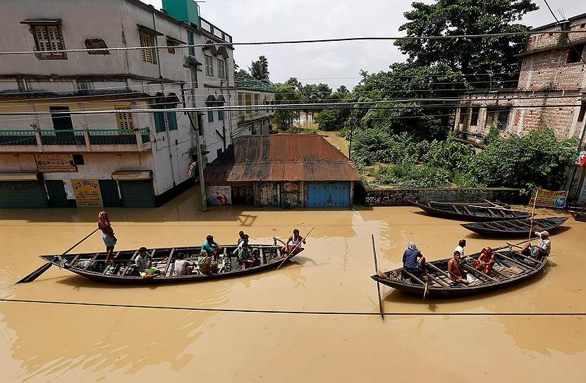 Улица после наводнения в восточном штате Индии Западная Бенгалия 