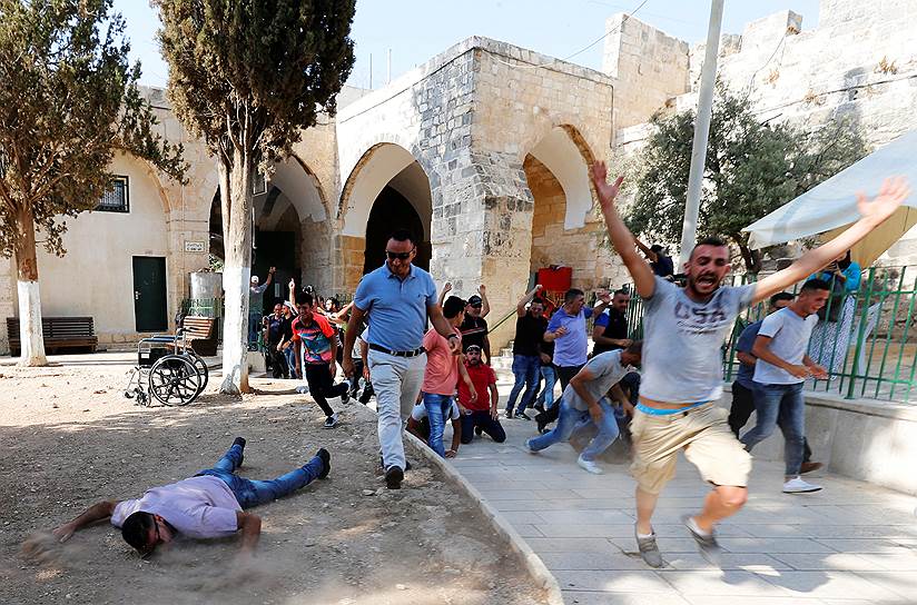 Палестинцы после отмены усиленных мер безопасности на Храмовой горе в Иерусалиме