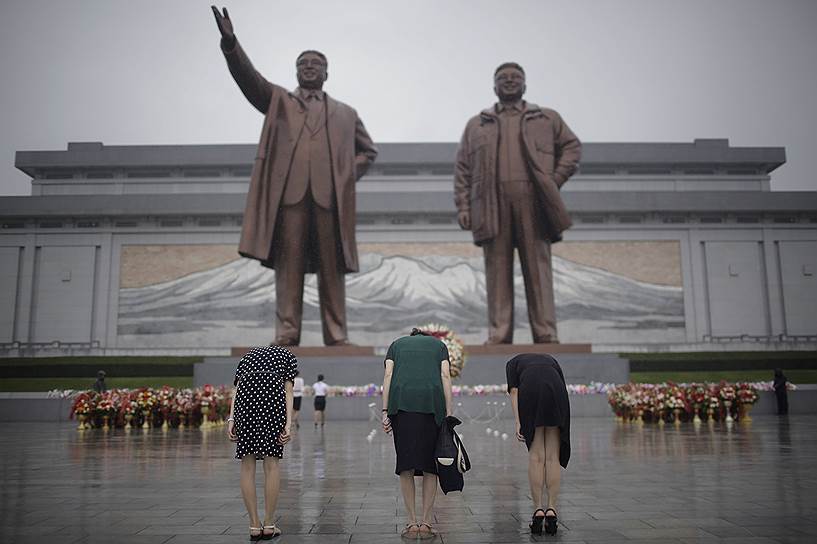 Монумент Чхоллима на холме Мансу основателю северокорейского государства Ким Ир Сену и бывшему главе КНДР Ким Чен Иру