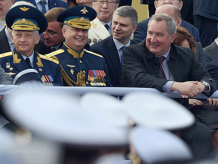 Президент РЖД Олег Белозеров (второй справа) и заместитель председателя правительства России Дмитрий Рогозин (справа) в Санкт-Петербурге
