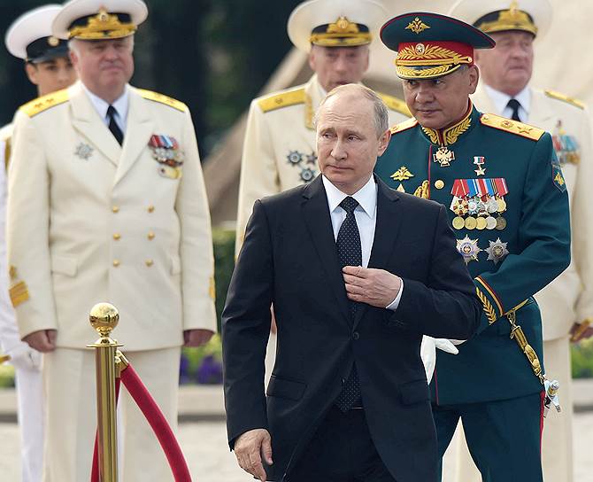 Президент России Владимир Путин (в центре) и министр обороны России Сергей Шойгу в Санкт-Петербурге