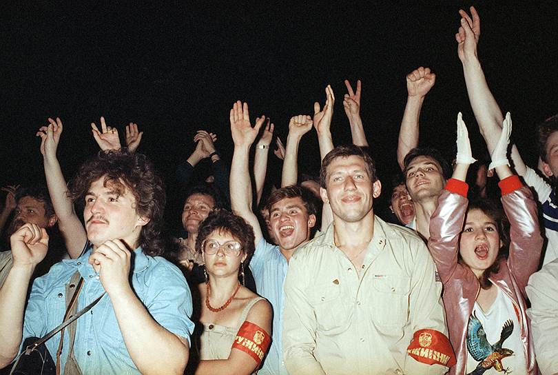 Например, долгое время поклонники Pink Floyd считали, что в песне «Lucifer Sam» идет речь о каком-то конкретном человеке или даже девушке Барретта Дженни Спайрс. Однако в действительности Люцифером звали кота Барретта &lt;br> На фото: советские фанаты на первом концерте Pink Floyd в СССР, прошедшем в Москве 3 июня 1989 года