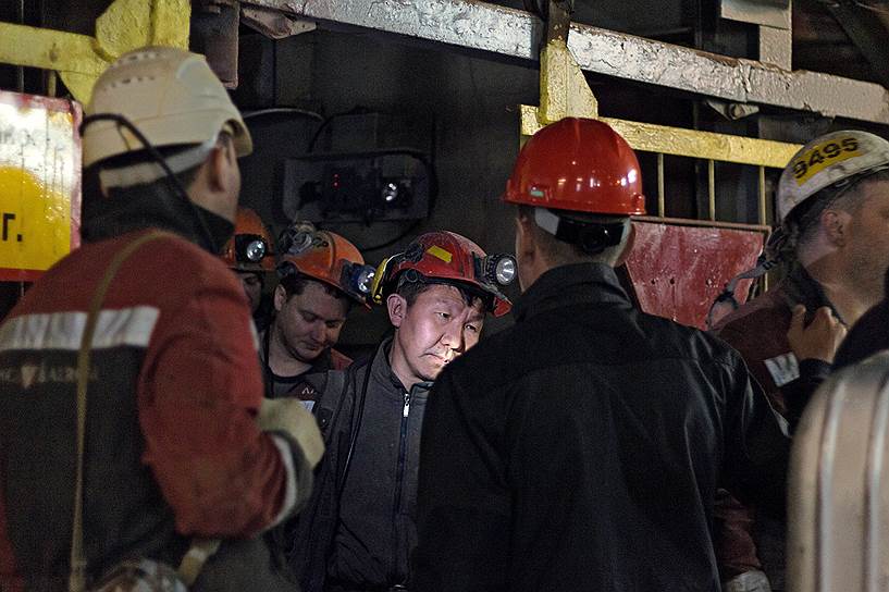 4 августа. В Якутии на руднике «Мир», принадлежащем компании АЛРОСА, вода затопила шахту. Спасатели эвакуировали 143 горняка, продолжаются поиски восьмерых рабочих