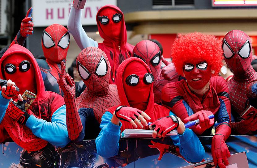 Токио, Япония. Фанаты в костюмах Человека-паука ждут прибытия актера Тома Холланда и режиссера Джона Уоттса во время японской премьеры фильма «Человек-паук: Возвращение домой»