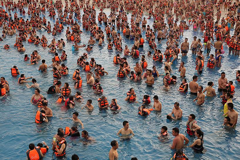 Лючжоу, Китай. Люди отдыхают в аквапарке в жаркий день