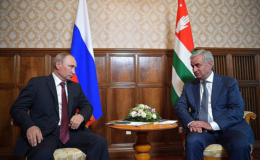 Президент России Владимир Путин (слева) и президент Республики Абхазия Рауль Хаджимба