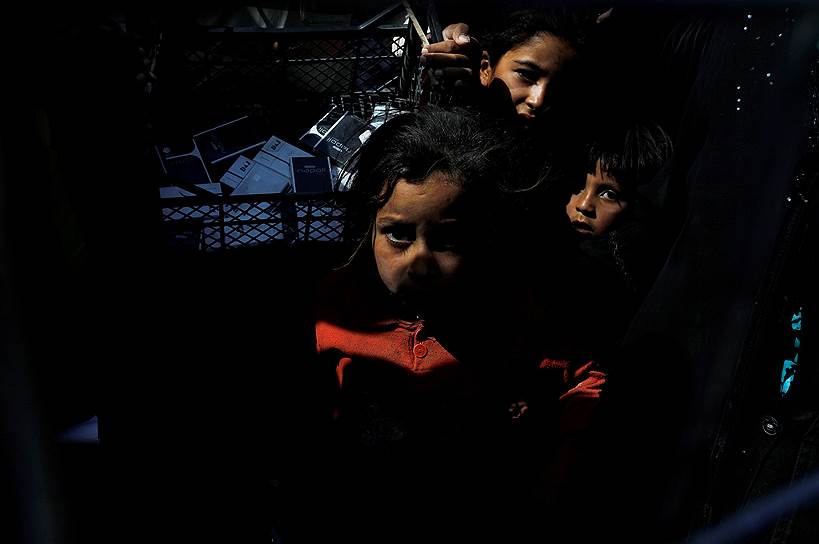 Мосул, Ирак. Иракские дети, покинувшие дом из-за военных действий, ожидают раздачи еды в лагере Джада