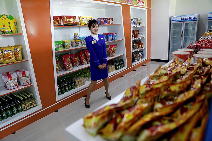 КНДР испытывает острую нехватку продовольствия из-за сильнейшей с 2001 года засухи: урожай сократился на 30%. Сильно пострадали ключевые сельскохозяйственные культуры —  рис, маис, соя &lt;br>
На фото: Продавец магазина в недавно построенном жилом комплексе в Пхеньяне