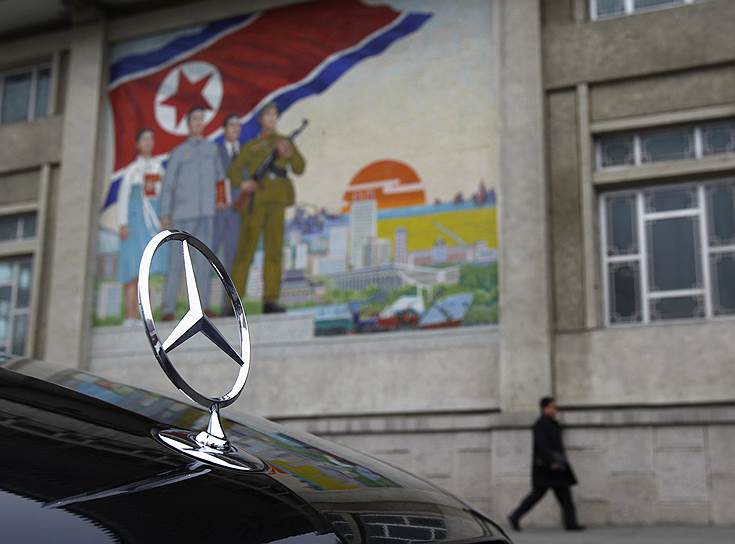 В 2014 году на военном параде в КНДР были замечены два лимузина марки Mercedes-Benz, что свидетельствовало о нарушении санкций ЕС&lt;br>
На фото: Автомобиль Mercedes-Benz припаркован за пределами Народного культурного дворца в Пхеньяне, где 12 апреля 2012 года проходил Всемирный конгресс по идеям Чучхе
