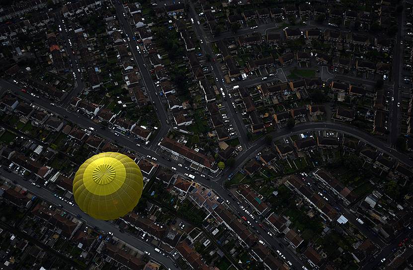 Бристоль, Великобритания. Воздушный шар над крышами города на Международном фестивале