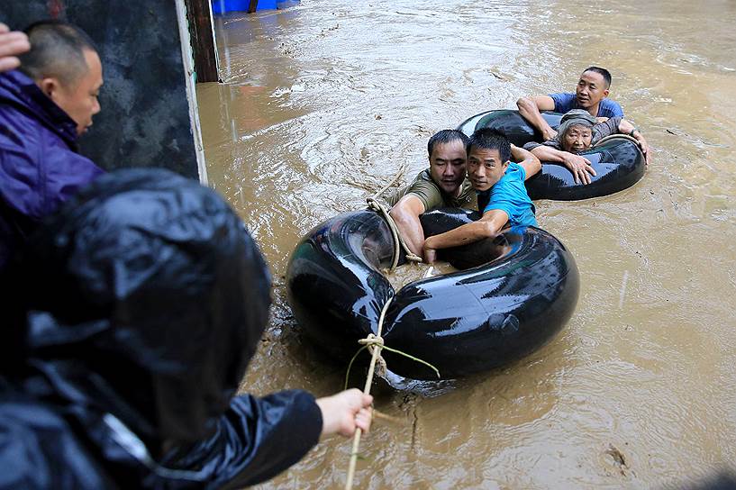 Лючжоу, Китай. Спасатели эвакуируют людей из затопленного региона