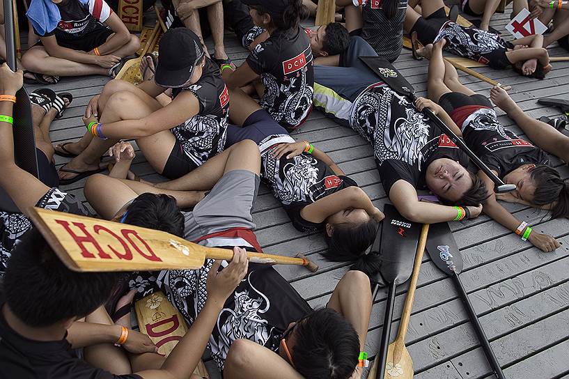 Нью-Йорк, США. Участники соревнований отдыхают между гонками во время Гонконгского фестиваля лодок-драконов