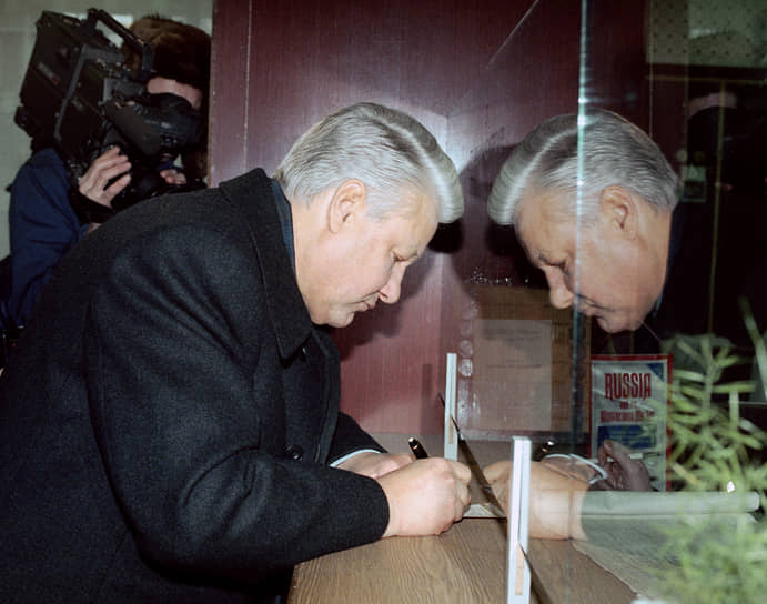 Борис Ельцин: «Чек — это своего рода билет в свободную экономику для каждого из нас»&lt;br>На фото: президент Борис Ельцин получает приватизационный чек