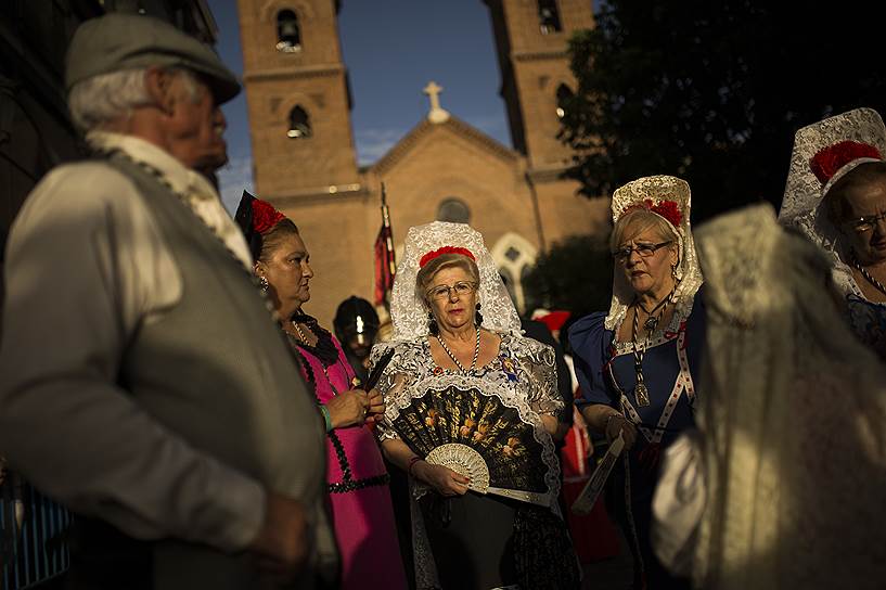 Мадрид, Испания. Одетые в традиционные костюмы чулапо люди принимают участие в ежегодной процессии Nuestra Senora de la Paloma 