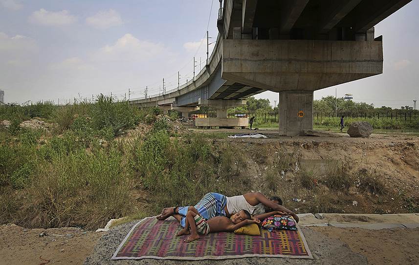 Нью-Дели, Индия. Беженец народа рохингья с ребенком спят на улице недалеко от временного убежища