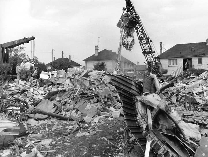 3 июня 1973 года во время демонстрационного полета на авиашоу в Ле-Бурже (Франция) разбился самолет Ту-144. Погибли шесть членов экипажа и семь жителей городка Гуссенвиль, на который упал самолет. Эксперты заявили, что причиной катастрофы стал сбой системы управления
