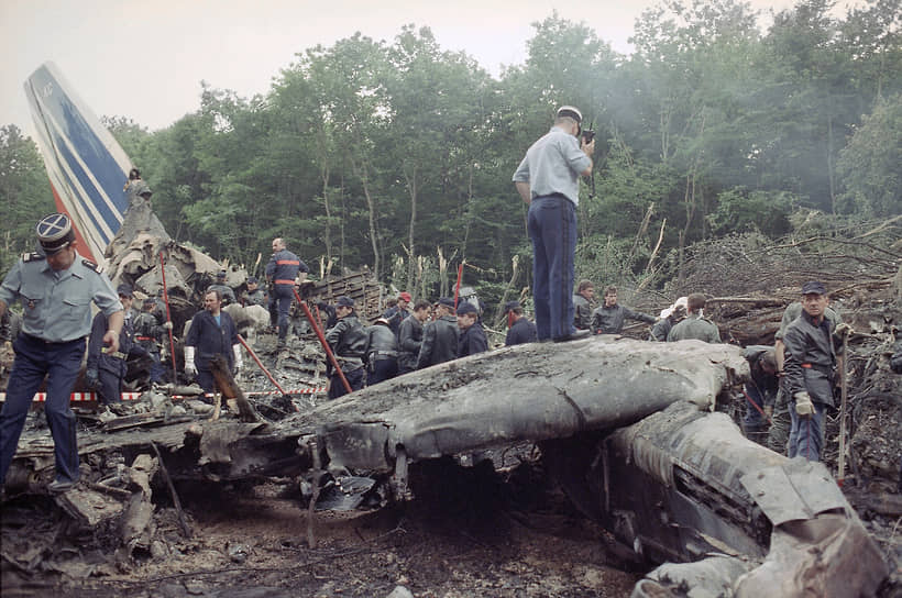 26 июня 1988 года на авиашоу рядом с французским аэропортом Базель-Мулюз-Фрайбург разбился A-320 компании Air France. Он должен был пролететь над взлетно-посадочной полосой на высоте 10 м и уйти на второй круг, но из-за позднего включения взлетного режима двигателей не смог набрать высоту, задел верхушки деревьев в конце ВПП и упал в лес. Погибли трое из 130 пассажиров и шесть членов экипажа. К аварии привела серия ошибок экипажа